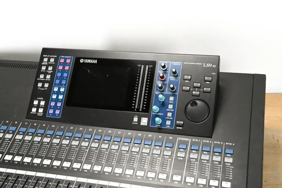 Микшерный пульт Yamaha LS9-32 32-Input Digital Mixing Console CG01VLQ