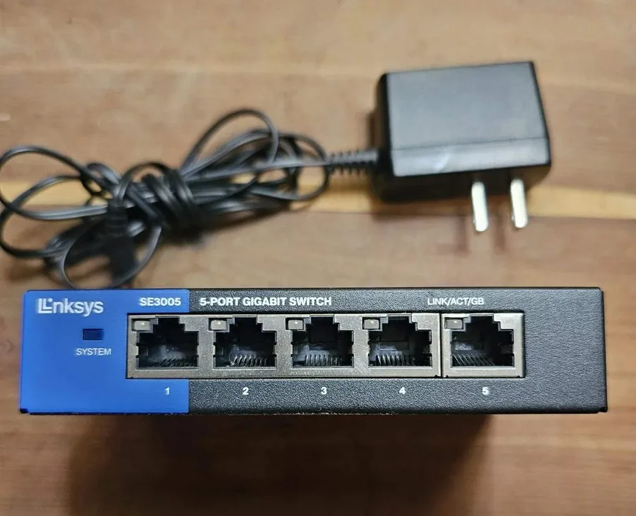 Коммутатор Linksys 5-Port Gigabit Ethernet Switch Black/Blue SE3005v2 VG