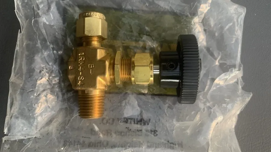 Клапан SWAGELOK B-1RM4-S4-W20 NPT Manual Brass 3000PSI 1/4In Needle Valve