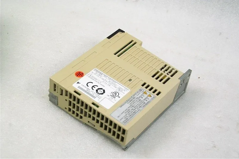Сервопривод Yaskawa 100W Servopack SGDS-01A01A AC Servo Drive