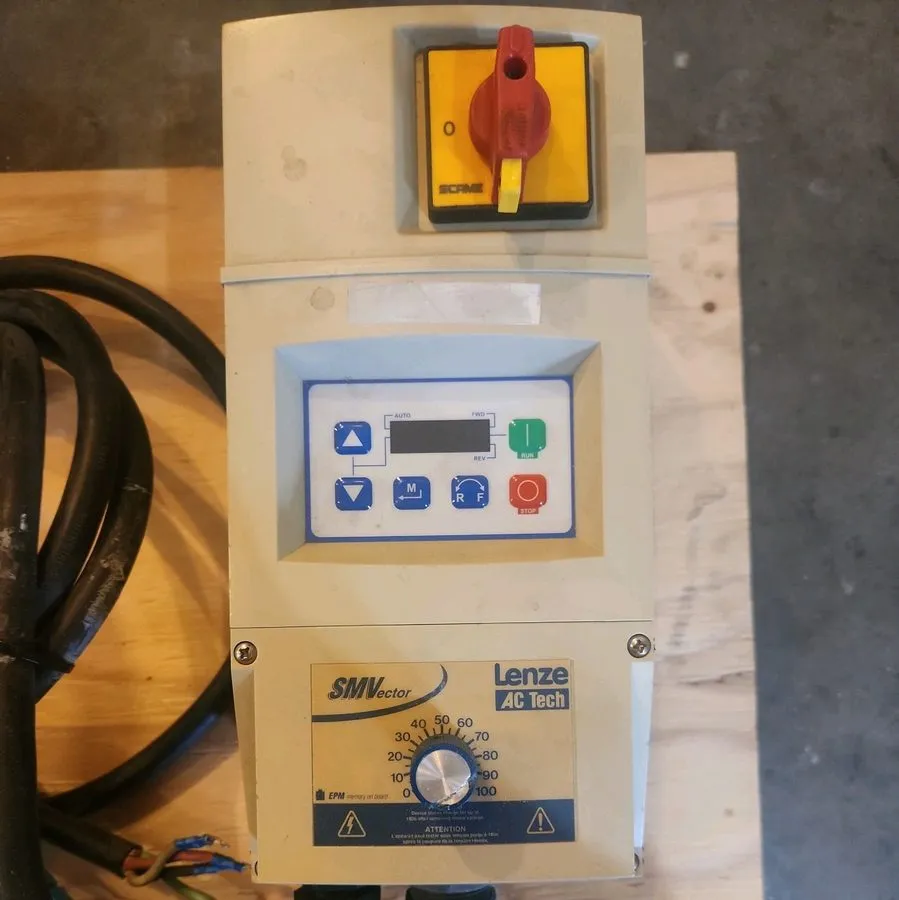 Частотный преобразователь LENZE .5 HP AC DRIVE 480 VAC IN 60 Hz IN 460 VAC OUT 5