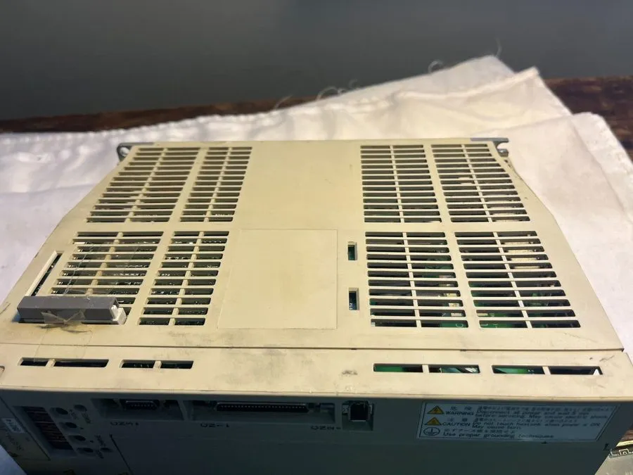 Сервопривод Yaskawa Servopack SGDH-30AE 200V AC 0-230 V 3 PH 3 kW 4.02 HP 24.8 A
