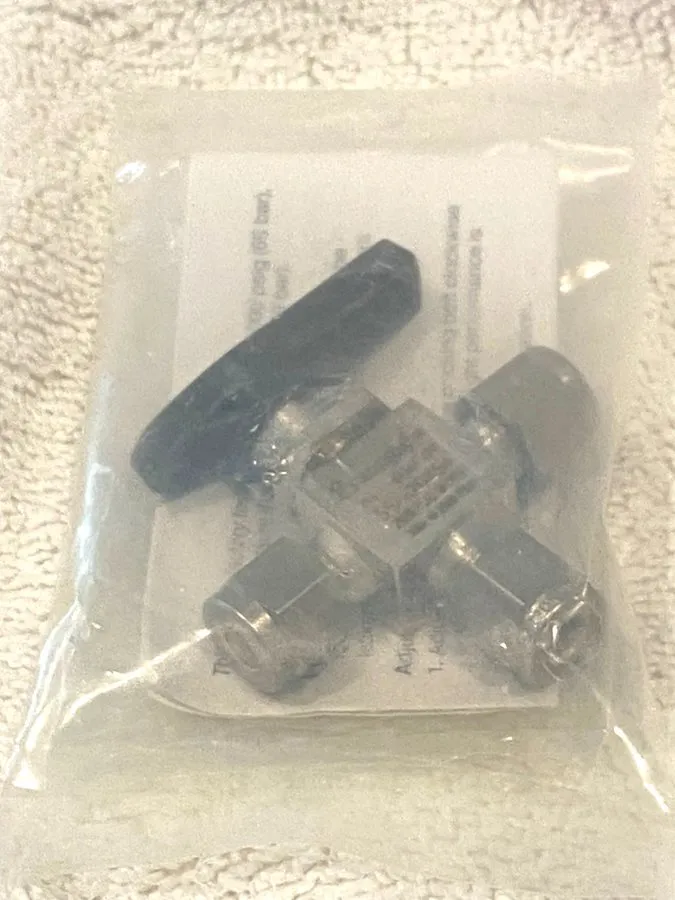 Клапан Swagelok SS-42GXS4 3 way ball valve 1/4 in tube fitting