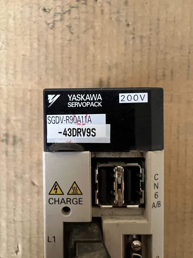 Сервопривод YASKAWA SERVOPACK SGDV-R90A11A 200V 100W XLNT TAKEOUT !!