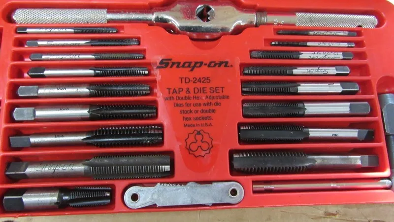 Режущий инструмент Snap On TD-2425 Tap & Die Set Missing One Piece Pre Owned — фото лота 1