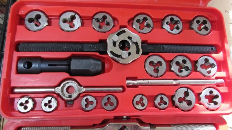 Режущий инструмент Snap On TD-2425 Tap & Die Set Missing One Piece Pre Owned — фото лота 2
