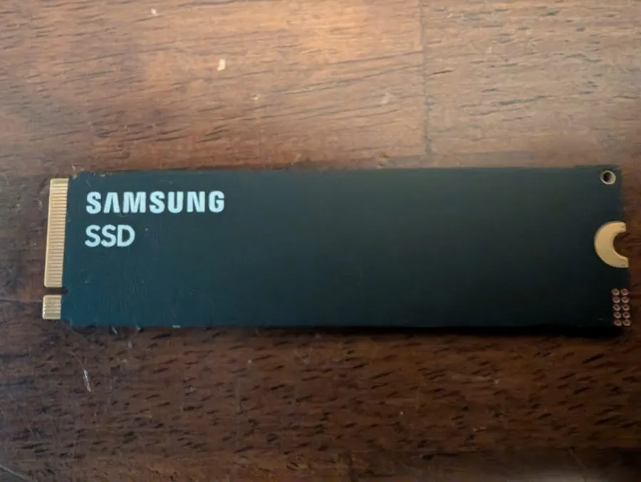 SSD-накопитель 1 TB Samsung PM9E1 PCIe Gen5 x4 NVMe M.2 2280 SSD with Heat Sink — фото лота 1