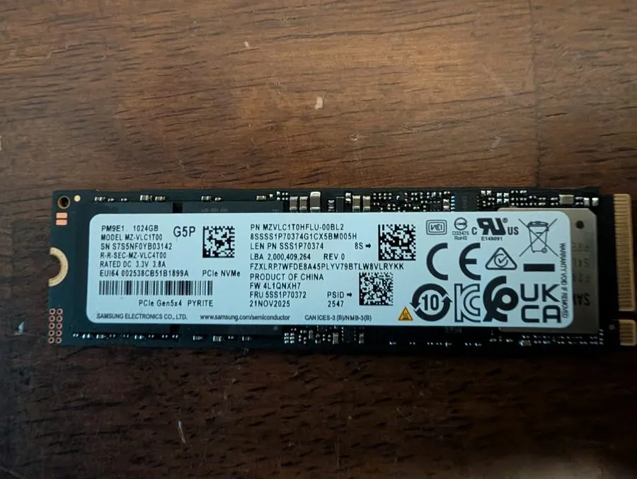 SSD-накопитель 1 TB Samsung PM9E1 PCIe Gen5 x4 NVMe M.2 2280 SSD with Heat Sink — фото лота 2