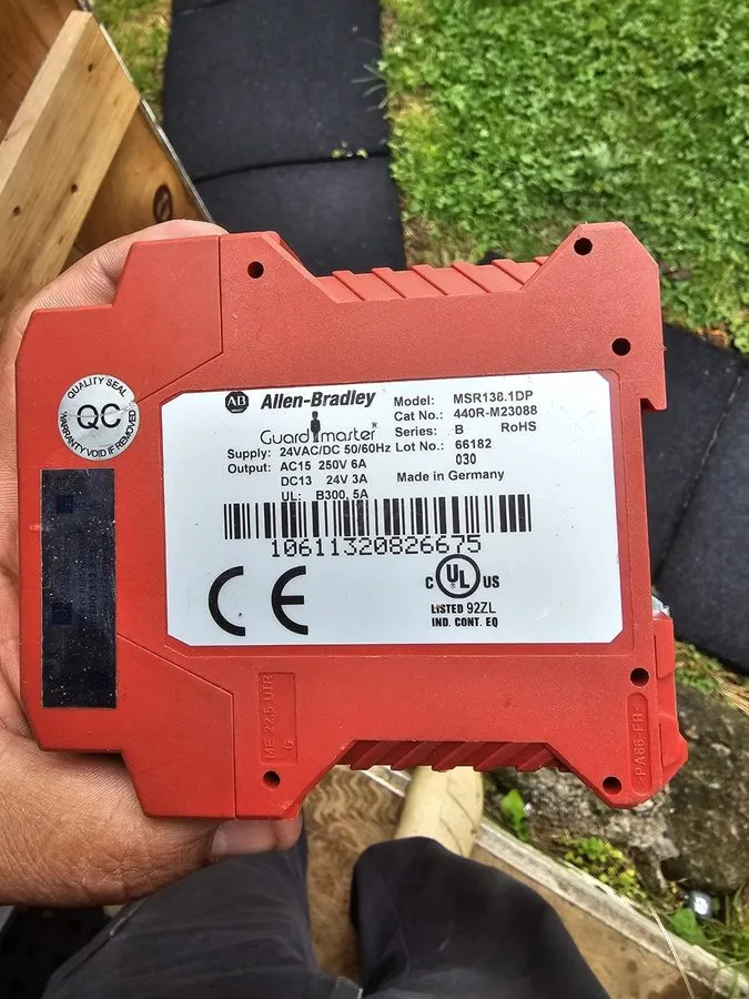 Реле безопасности Allen-Bradley Guardmaster MSR138.1DP Safety Relay 24VAC/VDC DP — фото лота 1