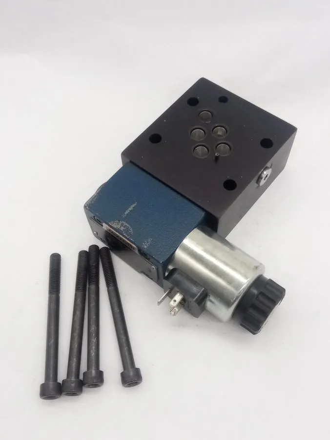 Пневмораспределитель Rexroth R900561281 4-Port Directional Valve & Manifold