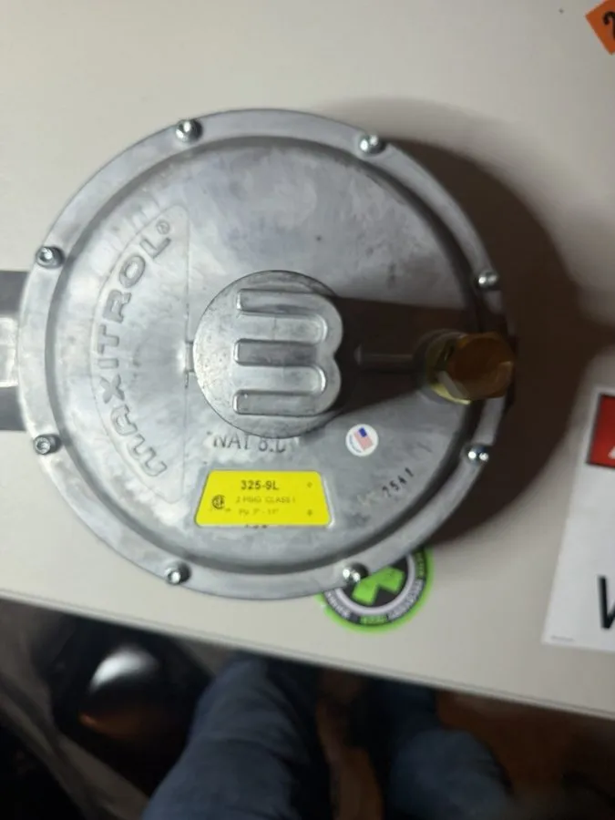 Трубопроводная арматура Maxitrol 325-9L Gas Line Pressure Regulator 2 PSIG 7–11” — фото лота 1