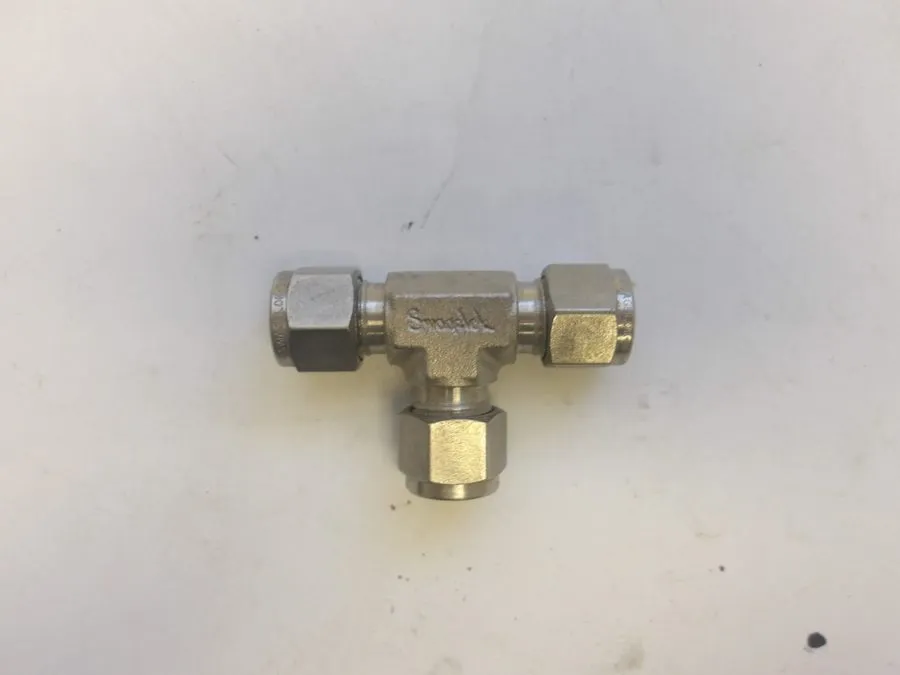 Фитинг 1- Swagelok Stainless Steel Pipe Tee Fitting, 3/8" Female NPT, SS-6-T