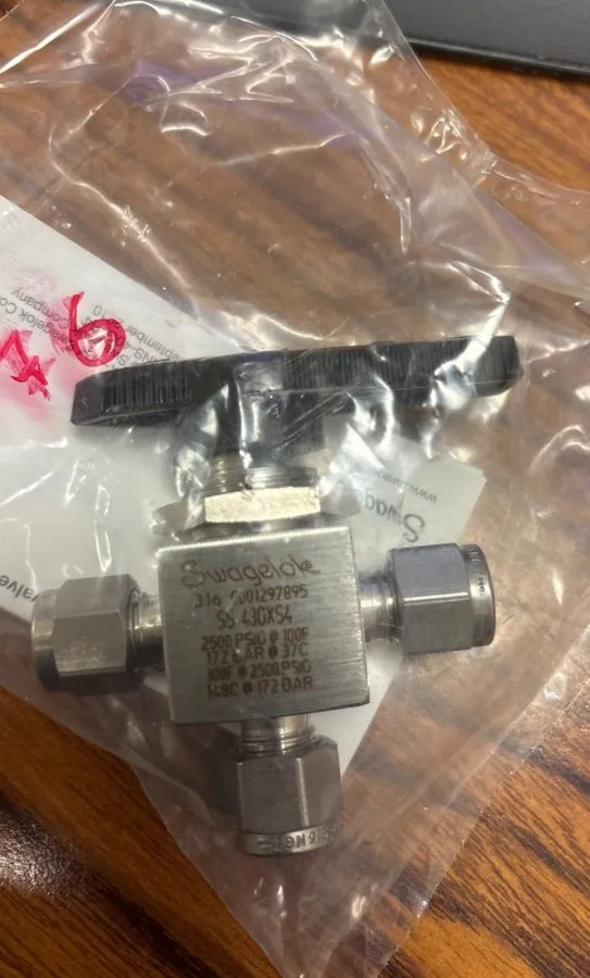 Клапан Swagelok SS-43GXS4 Three way ball valve shipping