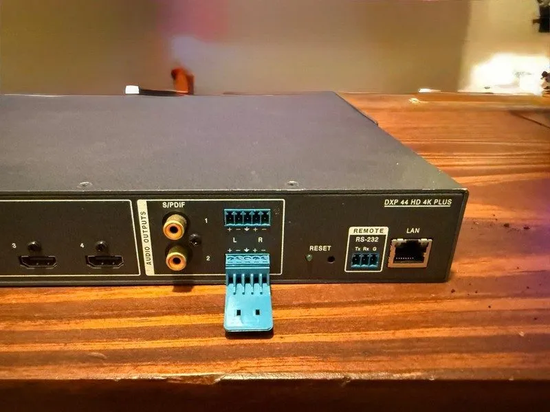Видеокоммутатор Extron DXP 44 HD 4k Plus (60-1493-21) 4K/60 HDMI with 2 Audio Ou — фото лота 1