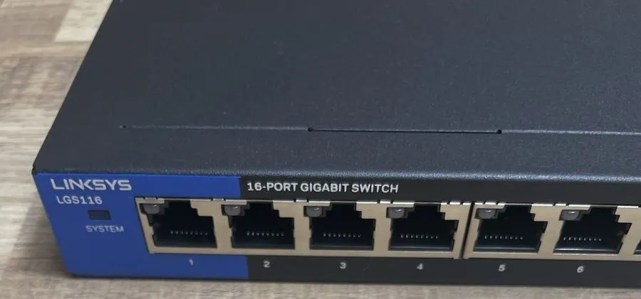 Коммутатор Linksys LGS116V2 16-Port Gigabit Desktop PoE + Switch with AC Adapter — фото лота 1