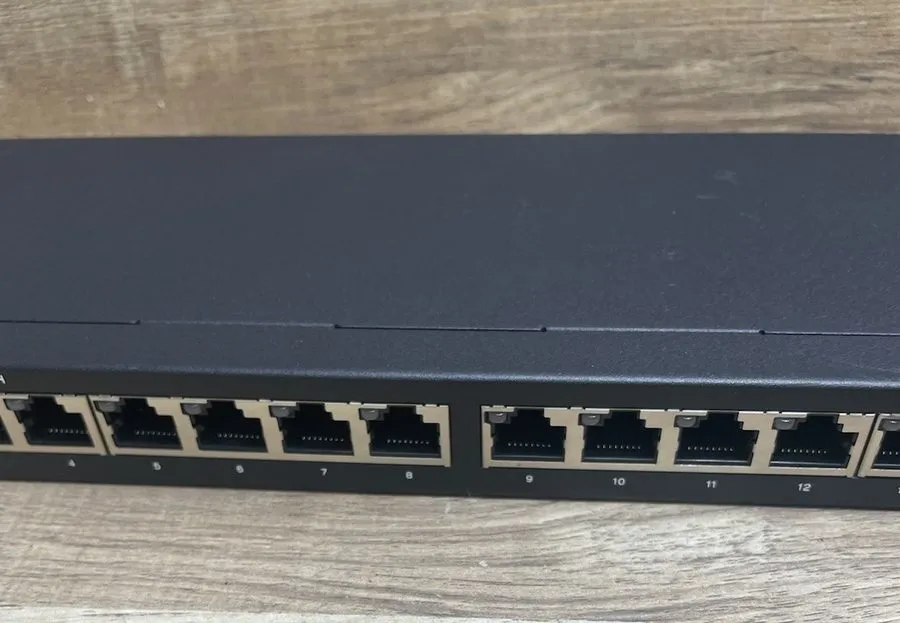 Коммутатор Linksys LGS116V2 16-Port Gigabit Desktop PoE + Switch with AC Adapter — фото лота 2