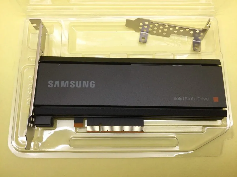 SSD-накопитель Dell Samsung PM1735 6.4TB SSD PCIE 4.0 NVME MZ-PLJ6T40 MZPLJ6T4HA