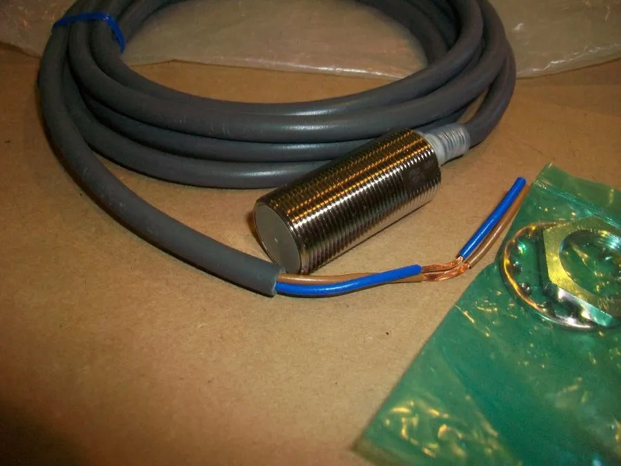 Датчик приближения Omron E2E-X7D1-N 12-24VDC 2-Wire Proximity Sensor