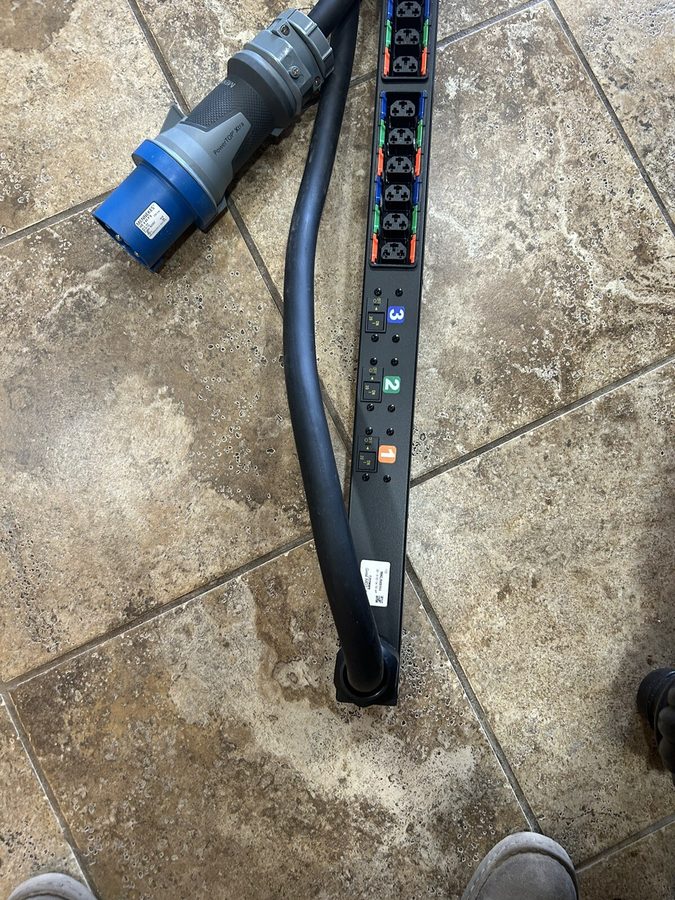 Блок розеток PDU Vertiv Geist Rack PDU Combination Outlet C13 / C19 60A 208V Del