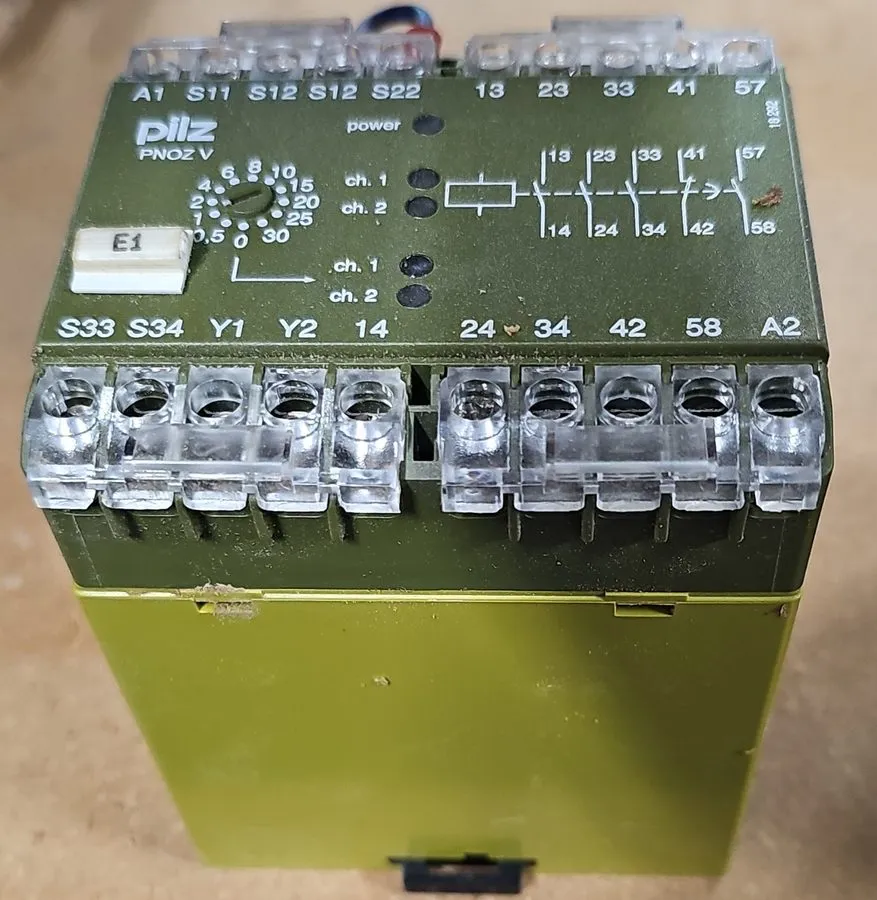 Реле безопасности PILZ PNOZ V 30 s 24 V DC Safety Relay — фото лота 1