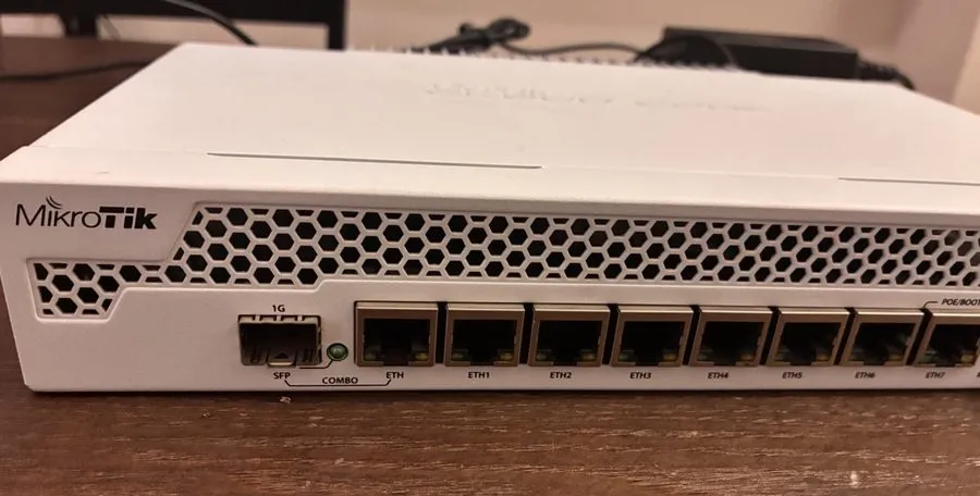 Маршрутизатор MikroTik CCR1009-7G-1C-PC Cloud Core Router 9-Core 1GHz 7-Port Gig