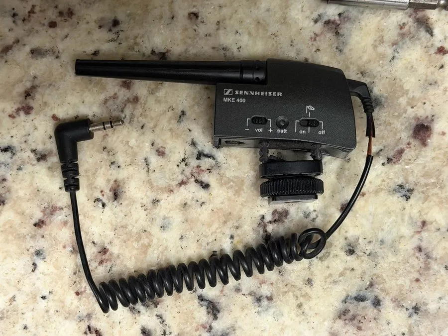 Микрофон Sennheiser MKE 400 Compact Video Camera Shotgun Microphone MKE400 — фото лота 1