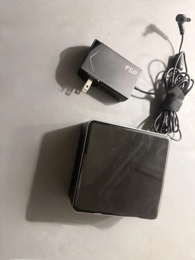 SSD-накопитель Intel NUC 7 Mini PC NUC7i3BNH Intel i3-7100U 8GB RAM 256GB SSD Wi