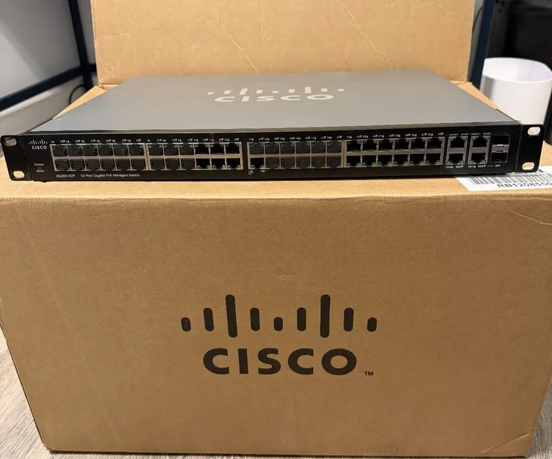 Коммутатор Cisco SG300-52P-K9 SG300 52 port GIG POE switch .90days — фото лота 1