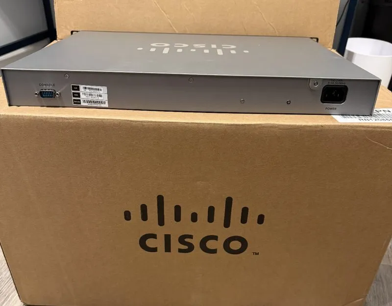 Коммутатор Cisco SG300-52P-K9 SG300 52 port GIG POE switch .90days — фото лота 2