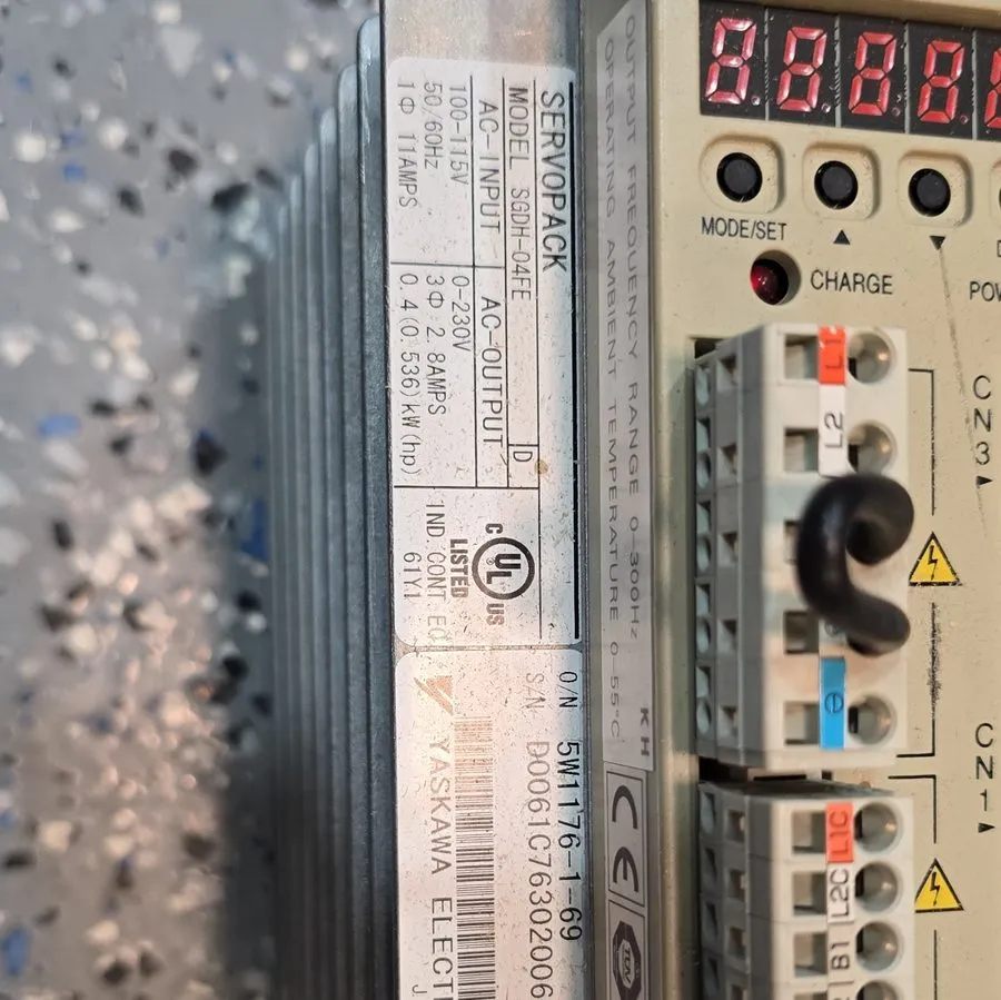 Сервопривод Yaskawa SERVOPACK SGDH-04FE Digital AC 3-Phase Servo Drive 100V 0.4k — фото лота 1