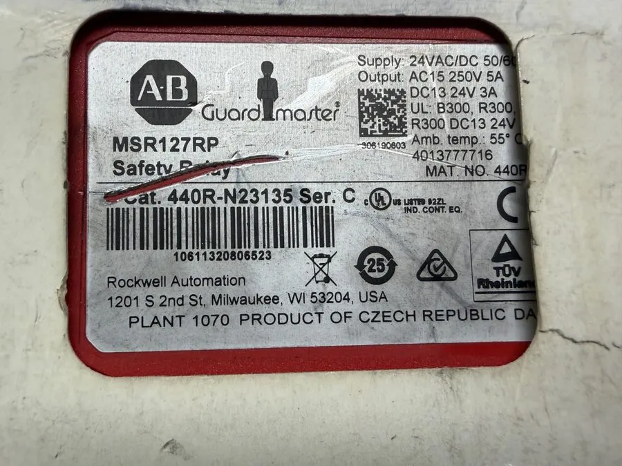 Реле безопасности Allen Bradley Cat. 440R-N23135 Ser. C Saftey Relay