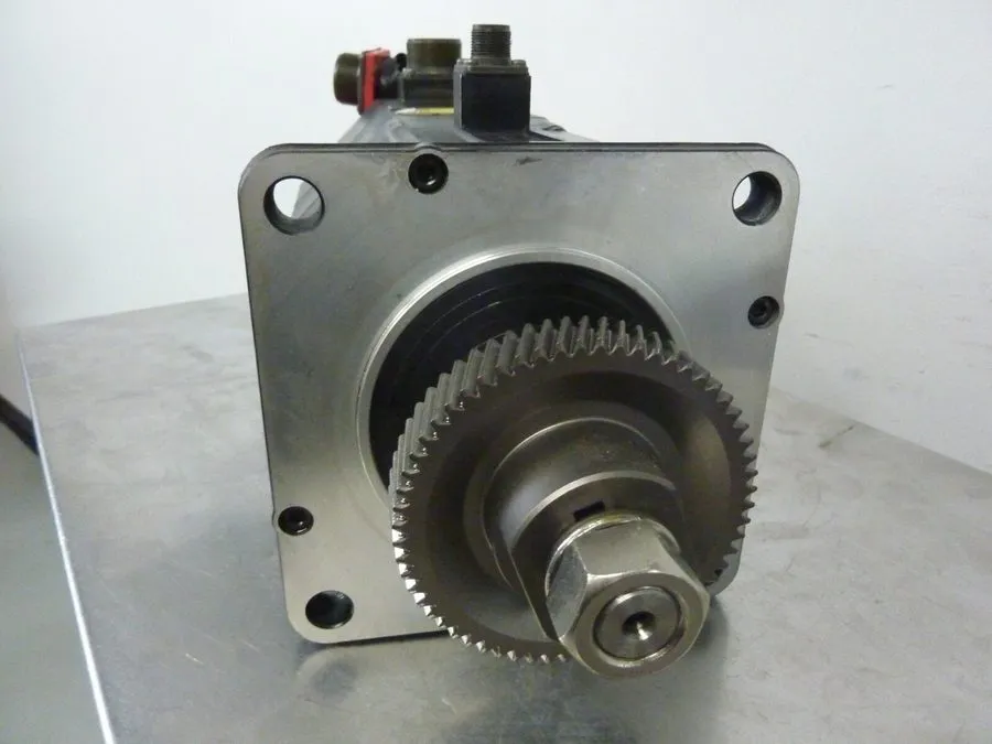 Серводвигатель FANUC A06B-0501-B755 AC SERVO MOTOR MODEL-10 11A 3PH 144VAC 2000R — фото лота 1