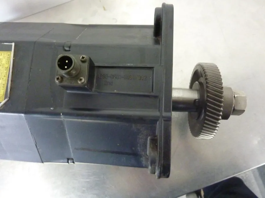 Серводвигатель FANUC A06B-0501-B755 AC SERVO MOTOR MODEL-10 11A 3PH 144VAC 2000R — фото лота 2