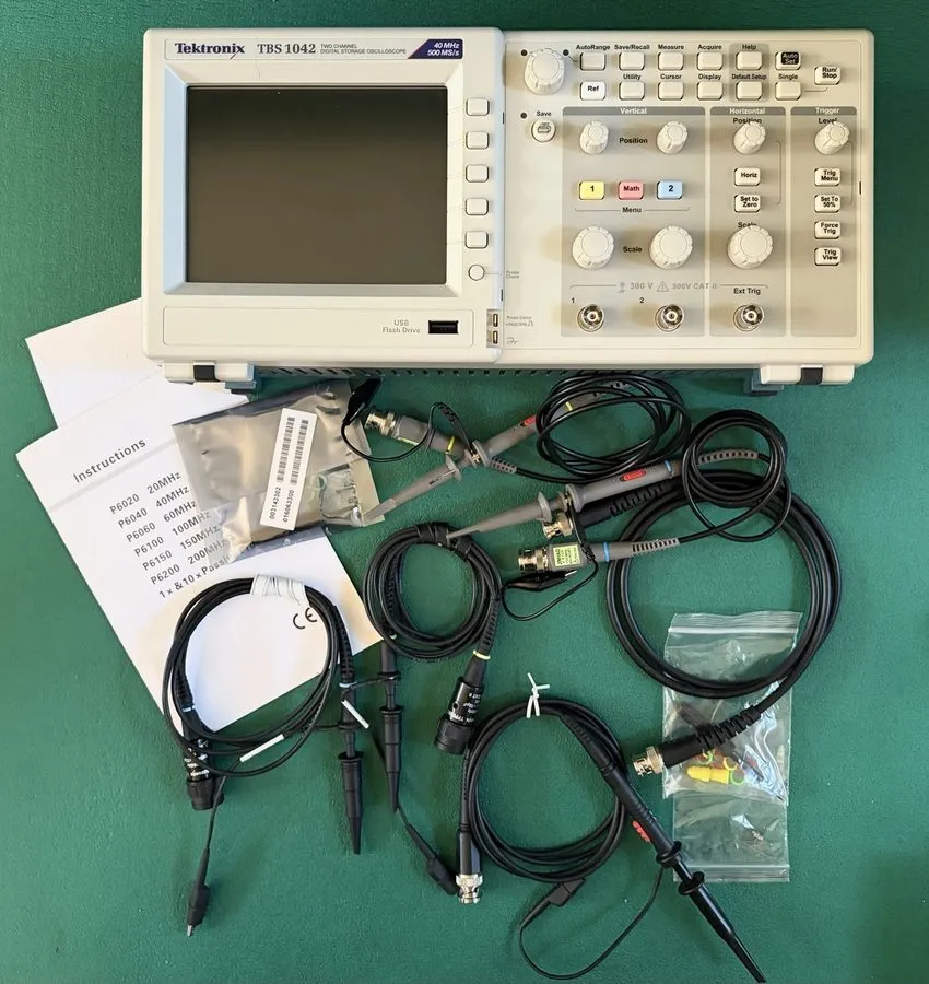 Осциллограф Tektronix TBS1042 Digital Storage Oscilloscope with Carry Bag, 40MHz — фото лота 1