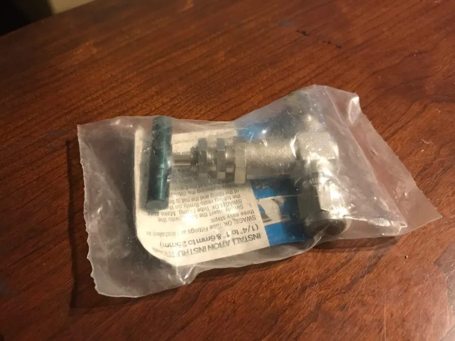 Клапан 1/4 MNPT x 1/4 Tube 316ss Shutoff Needle Valve Nupro Swagelok SS-4JB1