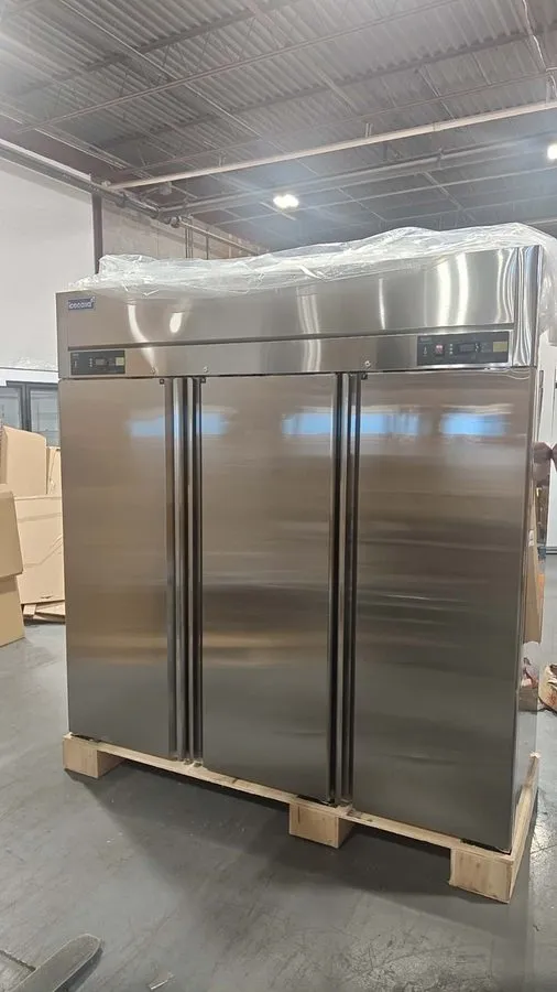 Холодильный шкаф 26.8 Cu.Ft 3-Door Commercial Refrigerator, LED Lightbox & 12 Sh