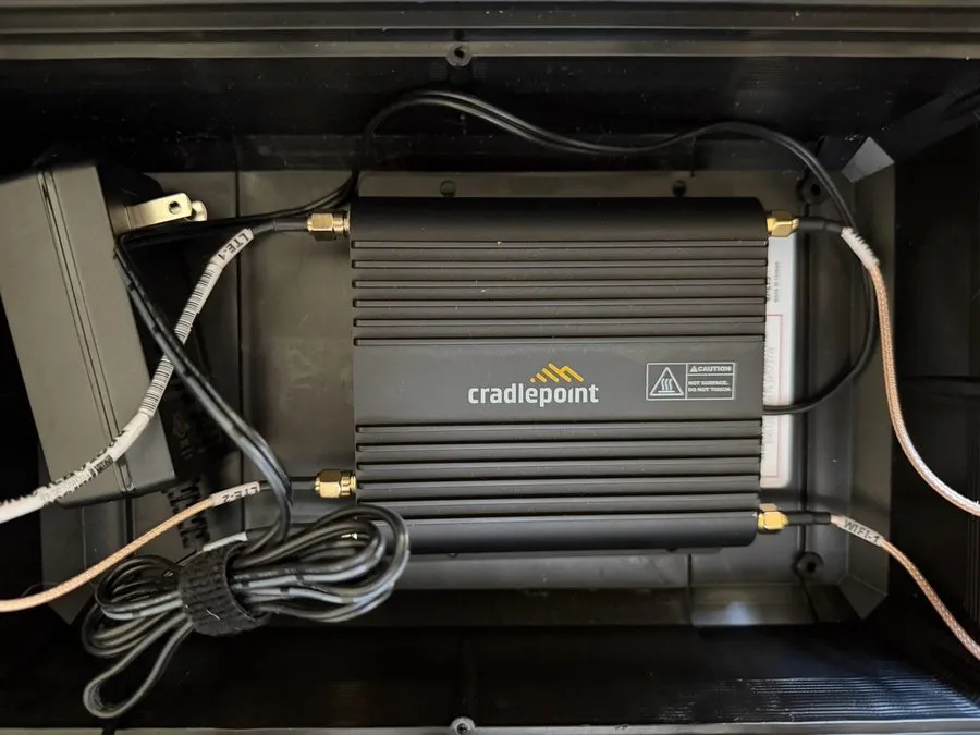 Маршрутизатор Cradlepoint IBR900-600M LTE Router w/ Airgain Antenna and cables