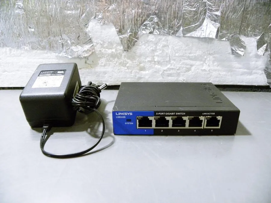Коммутатор Linksys LGS105 5-Port Gigabit Desktop Ethernet Network Switch