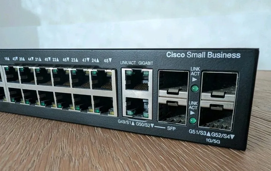 Коммутатор Cisco SG500-52-K9 V02 52-Port Gigabit POE Stackable Managed Switch
