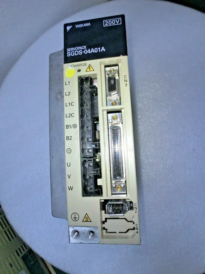 Сервопривод YASKAWA SGDS-04A01A SERVOPACK DRIVE 3PH 0-230V 0-300Hz 2.8A 400W