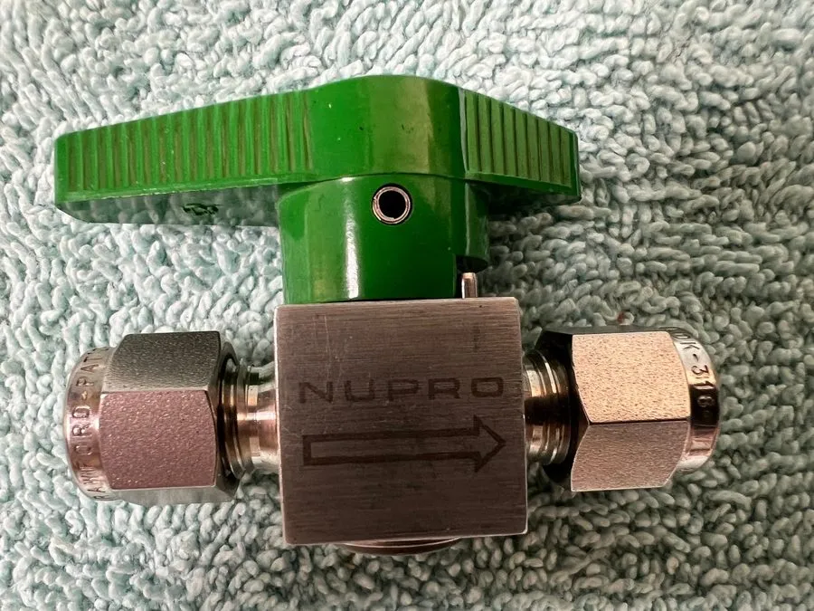 Клапан SWAGELOK SS-4P4T QUARTER TURN PLUG VALVE 1/4" TUBE OD 316SS