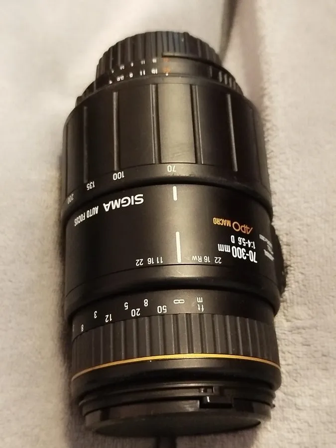 Объектив Sigma DG 70-300mm f/4.0-5.6 DG Lens