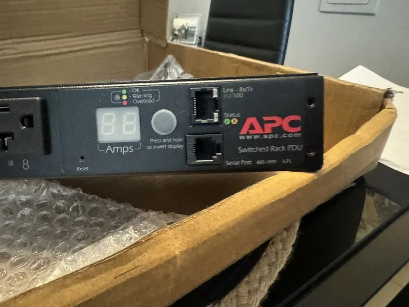 Блок розеток PDU APC AP7901 Swtchd Rack PDU 1U 20A 120V 2400VA NEMA 5-20 Rack