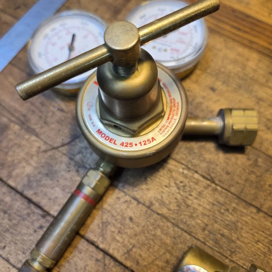 Трубопроводная арматура Harris Model 425-125A Brass Gas Regulator CF8M With Hose