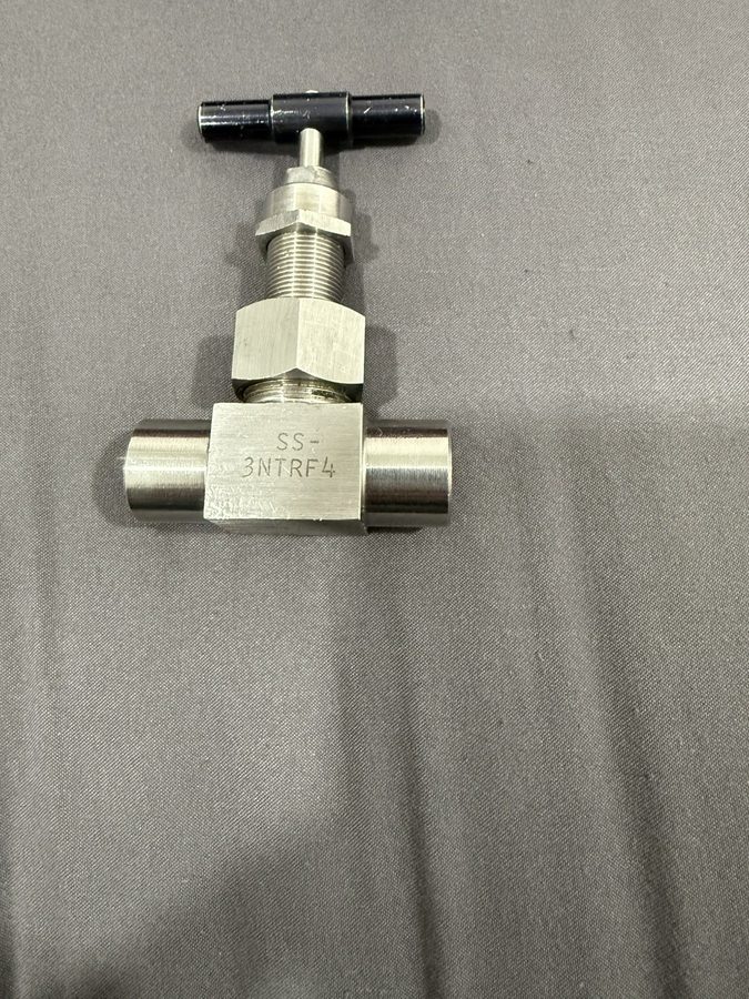Клапан Swagelok Whitey SS-3NTRF4 ¼” Stainless Steel Bonnet Needle Valve
