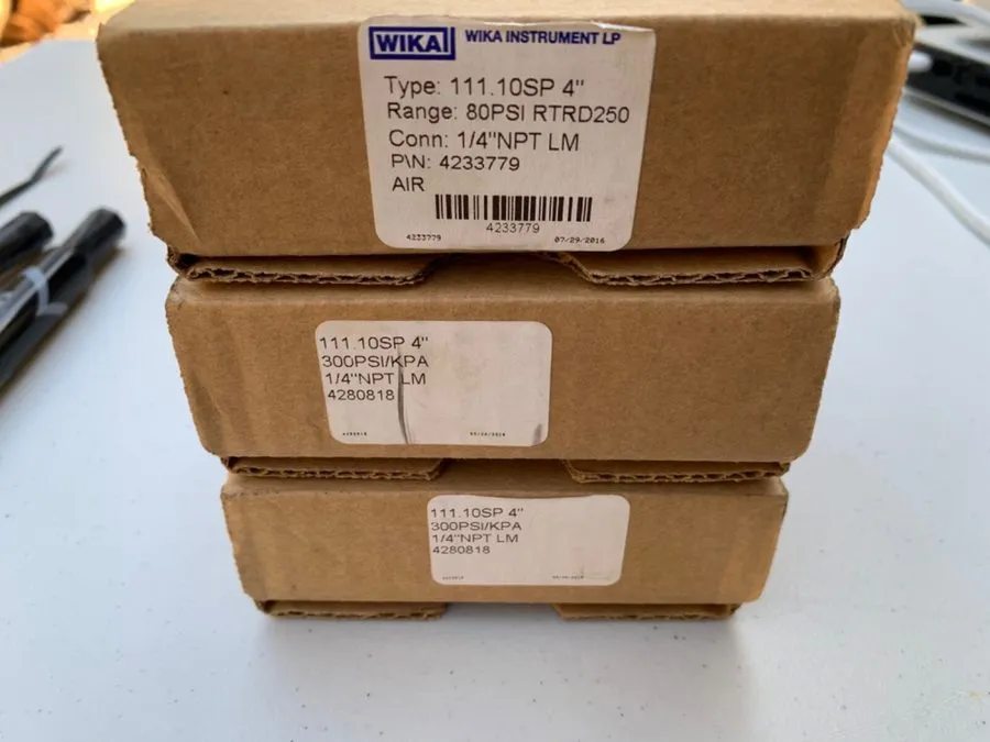 Трубопроводная арматура Wika 4280818/4233779 Gauge 111.10SP 4" 300psi 1/4"NPT.
