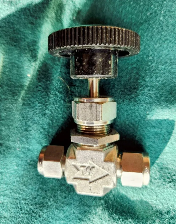 Клапан Swagelok 3/8" Stainless Steel Bonnet Needle Valve SS-1RS6 (LXE9J)