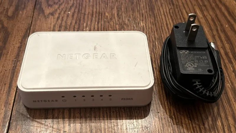 Коммутатор NETGEAR FS205 5-Port Fast Ethernet Switch Plug and Play