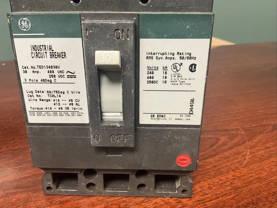 Автоматический выключатель TED134030V 30 Amp 480v 3 Pole GE Industrial Circuit B