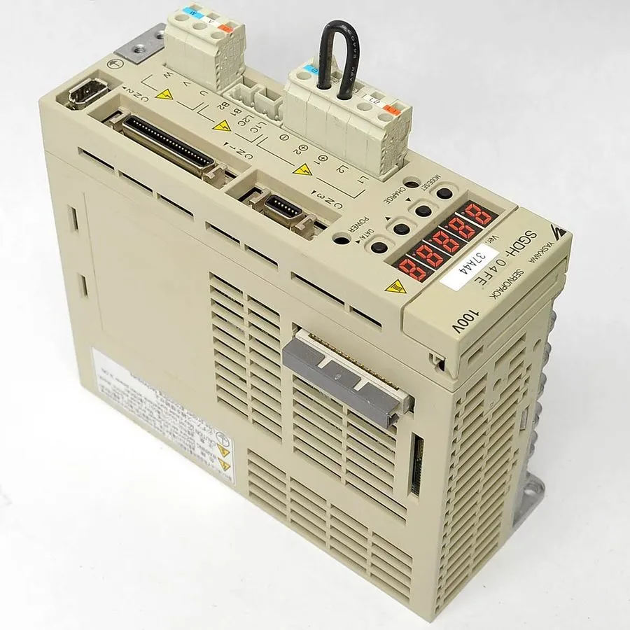 Сервопривод Yaskawa SERVOPACK SGDH-04FE Digital AC 3-Phase Servo Drive 100V 0.4k
